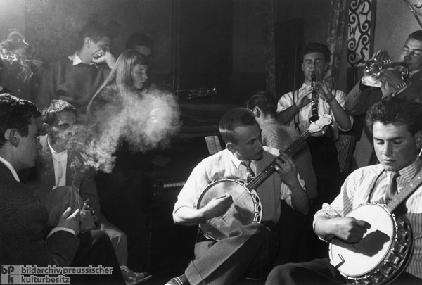 Die Jazzband der Hamburger Gaswerke spielt im „Captain’s Cabin” in Hamburg (1955)